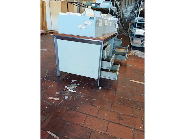 Lot 1105 - metalen bureau. 2 stuks - afbeelding 3 van  6