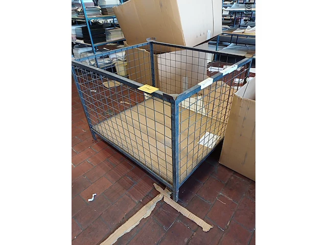Lot 1106 - metalen stapelbak - afbeelding 1 van  3