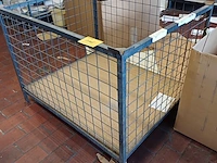 Lot 1106 - metalen stapelbak - afbeelding 1 van  3