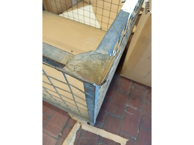 Lot 1106 - metalen stapelbak - afbeelding 2 van  3
