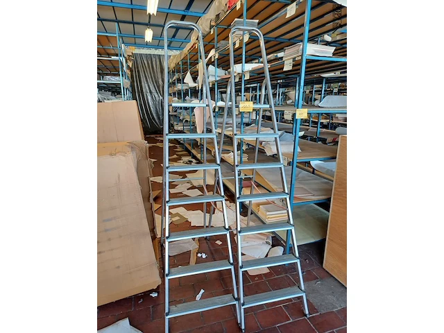 Lot 1107 - aluminium ladder. 2 stuks - afbeelding 1 van  3