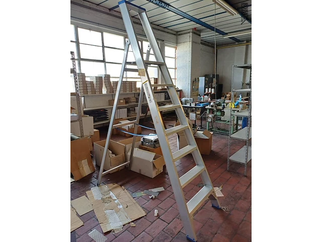 Lot 1108 - aluminium ladder - afbeelding 1 van  3