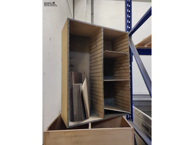 Lot 111 - houten vakjesbakken - 12 stuks - afbeelding 1 van  3