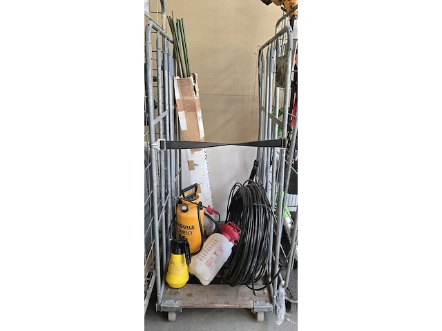 Lot 111 - inhoud rolcontainer, rugsproeiers, kabel...ong 5 stuks - afbeelding 1 van  4