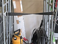 Lot 111 - inhoud rolcontainer, rugsproeiers, kabel...ong 5 stuks - afbeelding 1 van  4