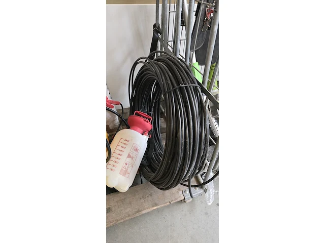 Lot 111 - inhoud rolcontainer, rugsproeiers, kabel...ong 5 stuks - afbeelding 3 van  4