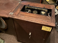 Lot 111 - naaimachine in meubel singer - afbeelding 2 van  7