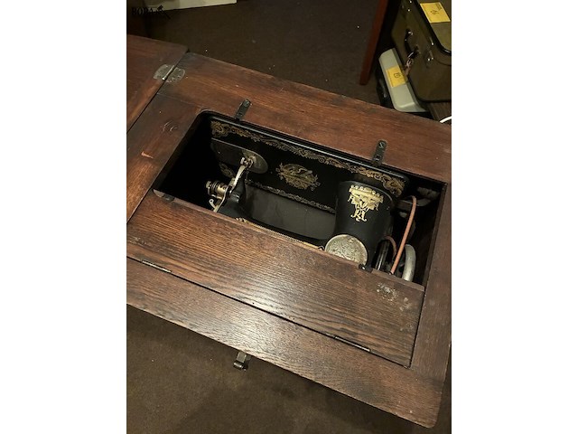 Lot 111 - naaimachine in meubel singer - afbeelding 3 van  7