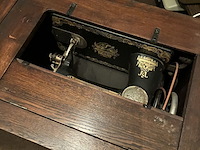 Lot 111 - naaimachine in meubel singer - afbeelding 3 van  7