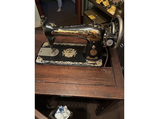 Lot 111 - naaimachine in meubel singer - afbeelding 4 van  7