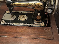 Lot 111 - naaimachine in meubel singer - afbeelding 4 van  7
