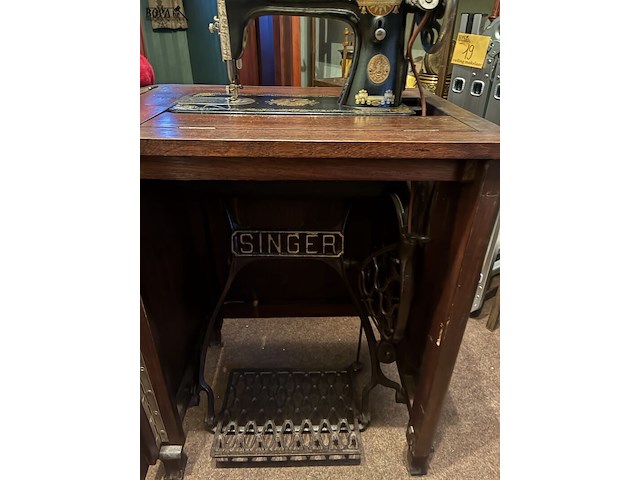 Lot 111 - naaimachine in meubel singer - afbeelding 5 van  7
