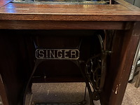 Lot 111 - naaimachine in meubel singer - afbeelding 5 van  7