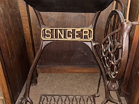 Lot 111 - naaimachine in meubel singer - afbeelding 6 van  7