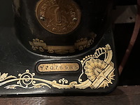 Lot 111 - naaimachine in meubel singer - afbeelding 7 van  7
