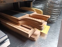 Lot 111 - planken en mandjes. ca. 25 stuks - afbeelding 2 van  3