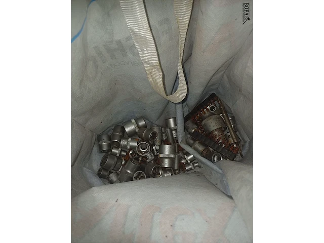 Lot 111 - pvc materiaalkoffers - 6 stuks - afbeelding 3 van  5