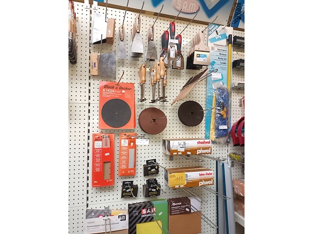 Lot 111 - schuurpapier en schrepers. 170 stuks - afbeelding 1 van  6