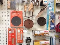 Lot 111 - schuurpapier en schrepers. 170 stuks - afbeelding 1 van  6