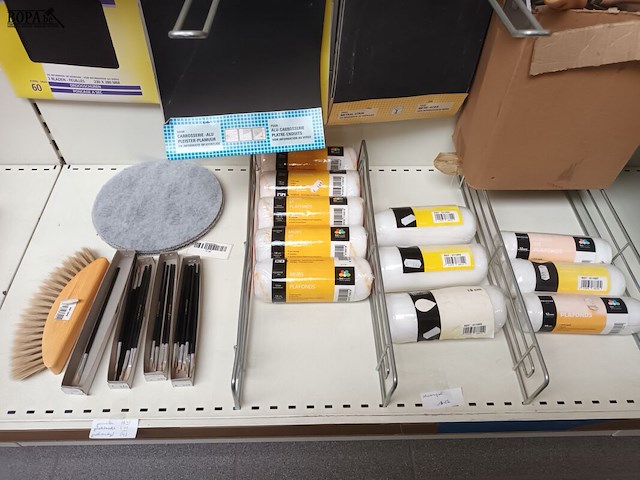 Lot 111 - schuurpapier en schrepers. 170 stuks - afbeelding 2 van  6