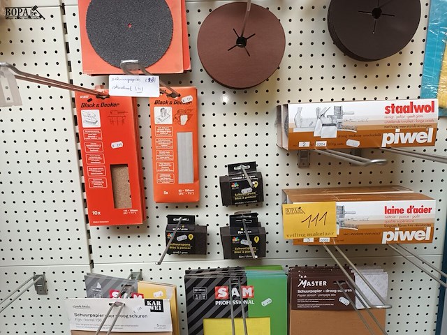 Lot 111 - schuurpapier en schrepers. 170 stuks - afbeelding 4 van  6