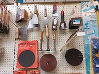 Lot 111 - schuurpapier en schrepers. 170 stuks - afbeelding 5 van  6