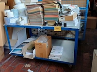 Lot 1112 - transportkar met inhoud - afbeelding 1 van  2