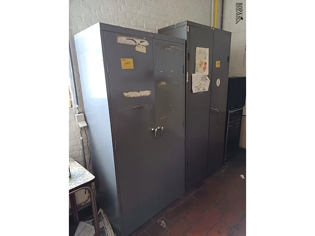 Lot 1115 - metalen kast met inhoud. 2 stuks - afbeelding 1 van  4