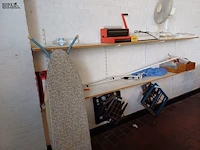 Lot 1117 - muurrek met inhoud - afbeelding 1 van  7