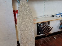 Lot 1117 - muurrek met inhoud - afbeelding 2 van  7