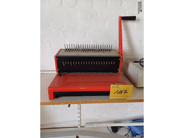 Lot 1117 - muurrek met inhoud - afbeelding 3 van  7