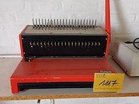 Lot 1117 - muurrek met inhoud - afbeelding 3 van  7