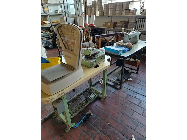 Lot 1118 - naaimachines en weegschaal - afbeelding 1 van  6