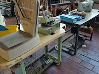 Lot 1118 - naaimachines en weegschaal - afbeelding 1 van  6