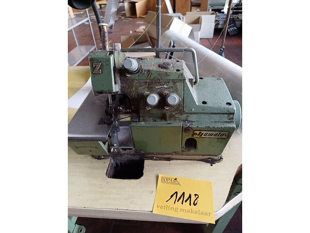 Lot 1118 - naaimachines en weegschaal - afbeelding 2 van  6