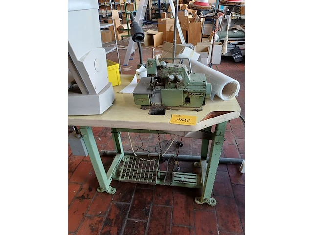 Lot 1118 - naaimachines en weegschaal - afbeelding 3 van  6