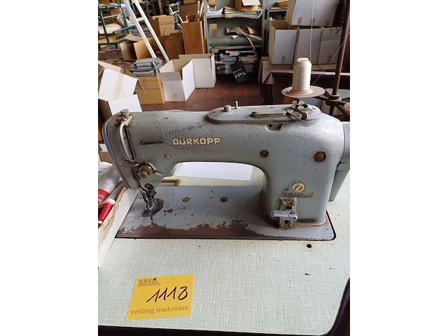 Lot 1118 - naaimachines en weegschaal - afbeelding 4 van  6