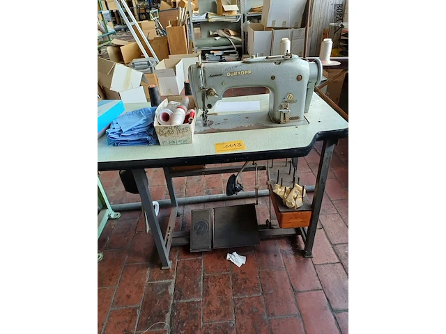 Lot 1118 - naaimachines en weegschaal - afbeelding 5 van  6