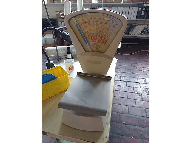 Lot 1118 - naaimachines en weegschaal - afbeelding 6 van  6