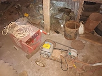 Lot 112 - batterijlader en kar met motor - afbeelding 1 van  4