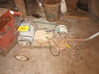 Lot 112 - batterijlader en kar met motor - afbeelding 2 van  4