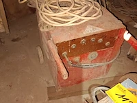 Lot 112 - batterijlader en kar met motor - afbeelding 3 van  4