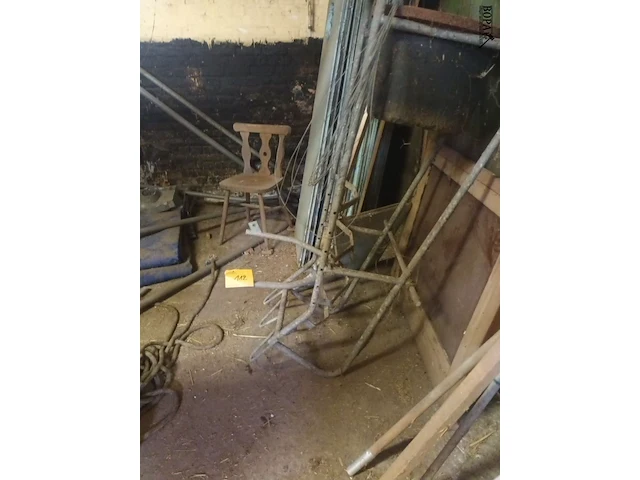 Lot 112 - diversen. inhoud stal - afbeelding 1 van  5