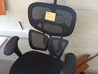 Lot 112 - ergonomische bureaustoel - afbeelding 1 van  4
