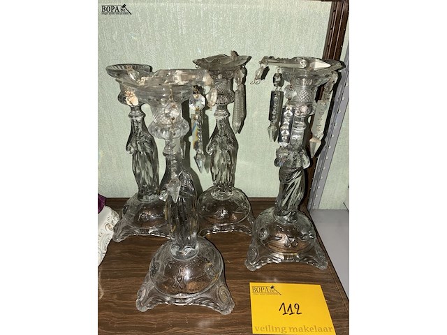 Lot 112 - glazen kaarshouders mariabeeld, 4 stuks - afbeelding 1 van  3