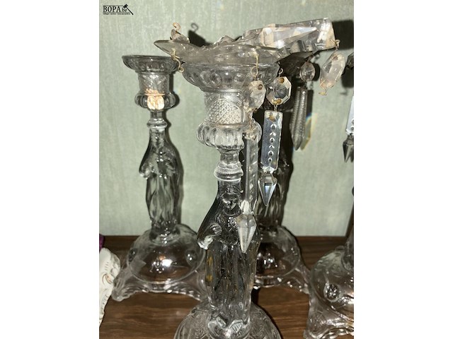 Lot 112 - glazen kaarshouders mariabeeld, 4 stuks - afbeelding 2 van  3