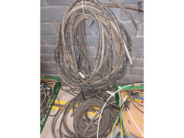 Lot 112 - luchtdrukslangen - afbeelding 2 van  3