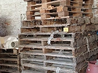 Lot 1121 - houten palletten - afbeelding 1 van  3