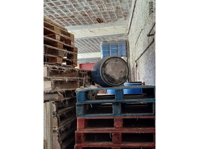 Lot 1121 - houten palletten - afbeelding 2 van  3
