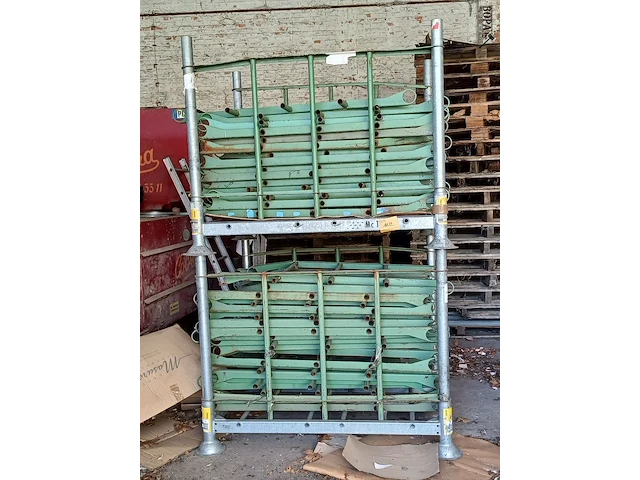 Lot 1122 - stapelrek met inhoud. 2 stuks - afbeelding 1 van  4